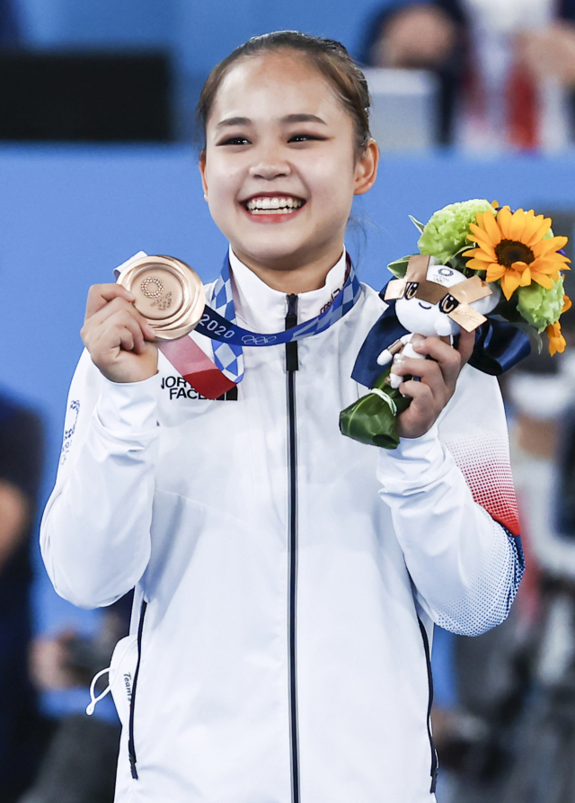 1일 오후 일본 아리아케 체조경기장에서 열린 도쿄올림픽 기계체조 여자 도마 시상식. 한국 여서정이 동메달을 들어보이고 있다. 연합뉴스