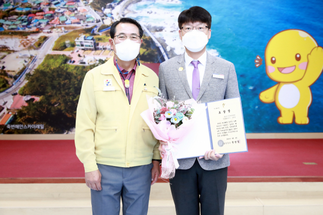 우수공무원으로 선정된 전종걸(사진 오른쪽) 팀장. 울진군 제공
