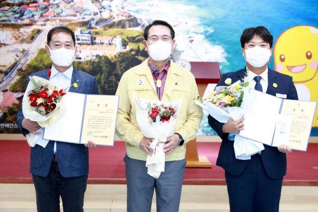 베스트 공무원으로 선정된 장동기(사진 왼쪽), 황성훈 주무관(오른쪽). 울진군 제공