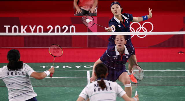 2일 일본 무사시노노모리 종합 스포츠플라자에서 배드민턴 여자 복식 동메달 결정전 대한민국 이소희-신승찬과 김소영-공희용의 경기. 신승찬이 공격하고 있다. 연합뉴스