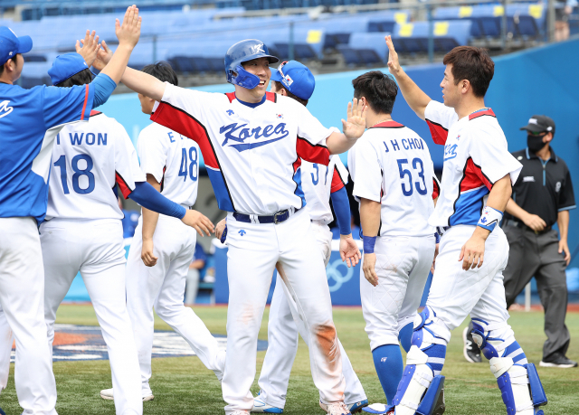 2일 일본 요코하마 스타디움에서 열린 도쿄올림픽 야구 녹아웃스테이지 2라운드 한국과 이스라엘의 경기. 7회말 11대1로 콜드게임으로 경기를 이긴 한국 김현수와 선수들이 기쁨을 나누고 있다. 연합뉴스