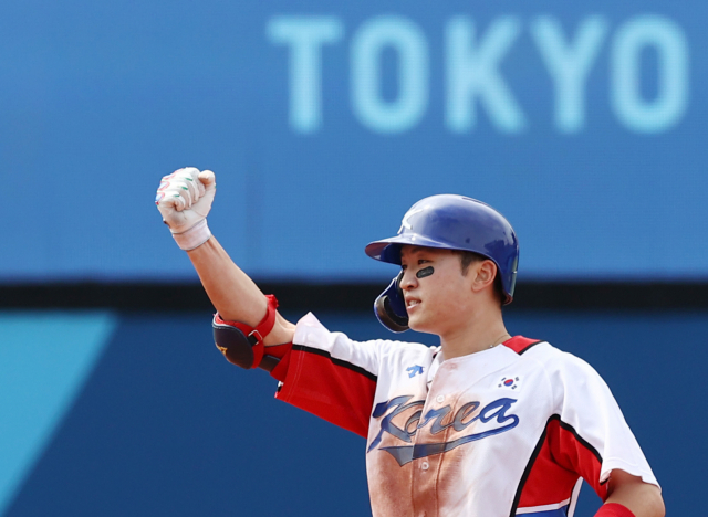 2일 일본 요코하마 스타디움에서 열린 도쿄올림픽 야구 녹아웃스테이지 2라운드 한국과 이스라엘의 경기. 5회말 무사 만루 상황에서 2타점 2루타를 친 한국 박해민이 환호하고 있다. 연합뉴스