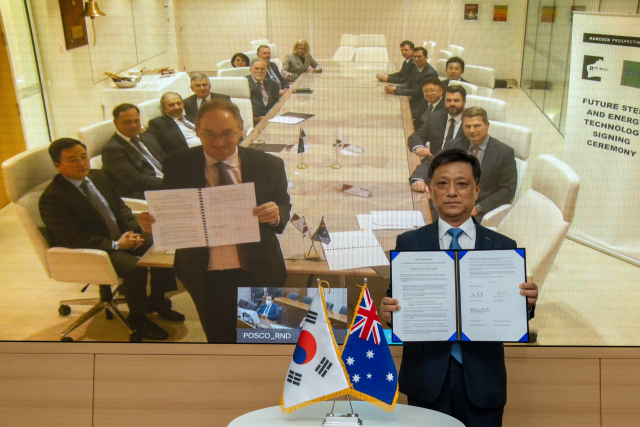 포스코 김학동 철강부문장과 핸콕 베리 피츠제랄드 로이힐 이사가 화상회의를 통해 탄소중립 협력을 위한 업무협약을 체결했다. 포스코 제공