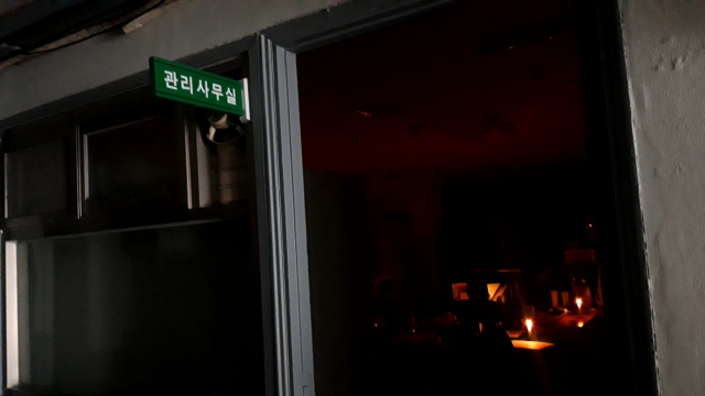 최근 정전을 겪었던 대명동 아파트의 한 관리사무소에서 촛불을 켜고 있다. 매일신문DB