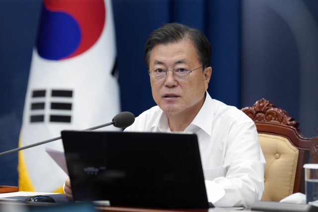 문재인 대통령이 2일 청와대에서 열린 수석·보좌관 회의에서 발언하고 있다. 연합뉴스