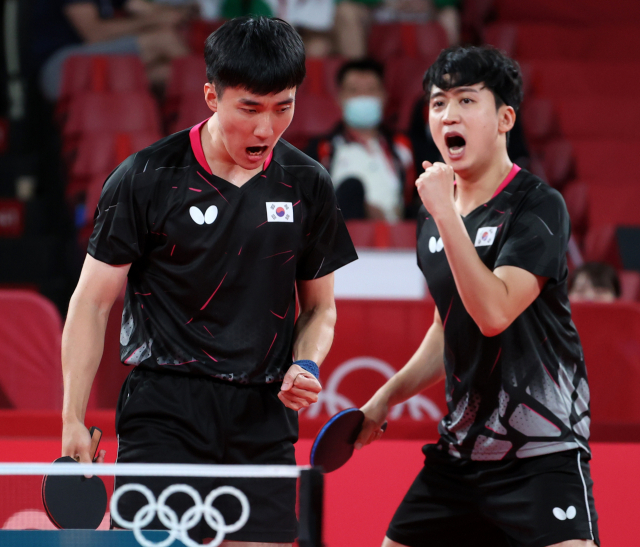 2일 일본 도쿄체육관에서 열린 남자 탁구 단체전 8강 한국 대 브라질과 경기. 복식에 출전한 정영식과 이상수가 득점 후 환호하고 있다. 연합뉴스