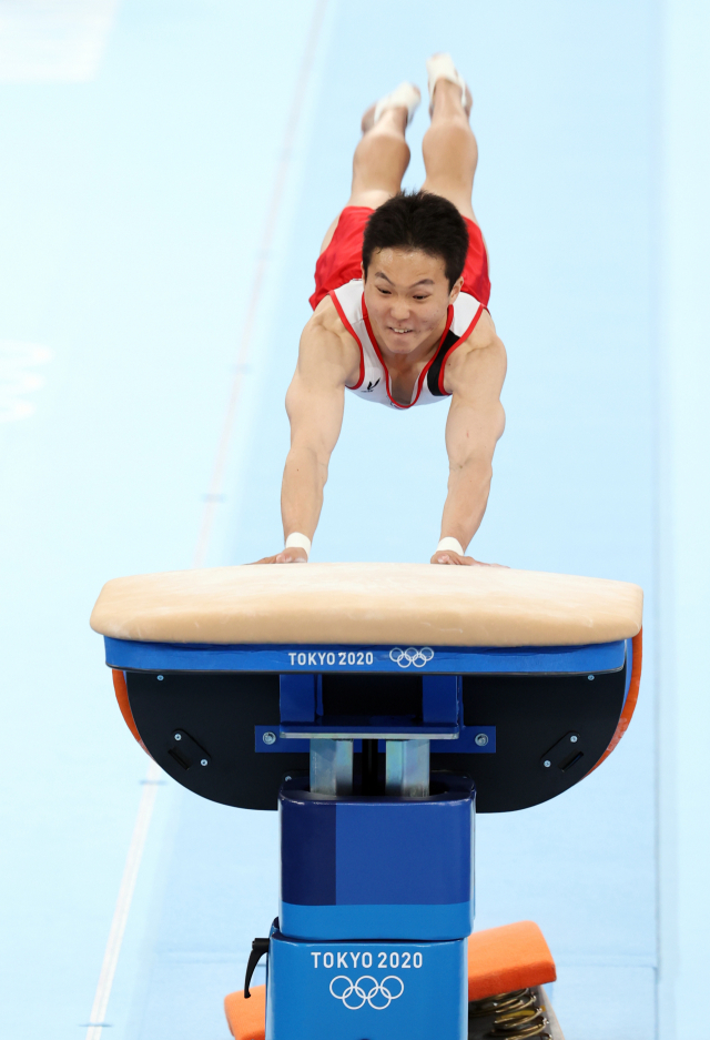 2일 일본 아리아케 체조경기장에서 열린 도쿄올림픽 남자 기계체조 도마 결선에서 신재환이 힘차게 도약하고 있다. 연합뉴스