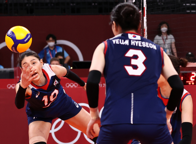 지난달 31일 열린 도쿄 올림픽 여자배구 A조 조별리그 한국과 일본의 경기. 한국 김연경이 몸을 날리며 수비하고 있다. 연합뉴스