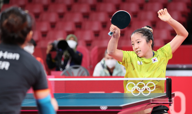 3일 일본 도쿄체육관에서 열린 도쿄올림픽 여자 탁구 단체전 8강 한국-독일 네 번째 단식. 신유빈이 포핸드 공격하고 있다. 연합뉴스