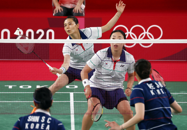 2일 일본 무사시노노모리 종합 스포츠플라자에서 열린 배드민턴 여자 복식 동메달 결정전 대한민국 이소희-신승찬과 김소영-공희용 경기. 김소영-공희용 조가 리턴하고 있다. 연합뉴스