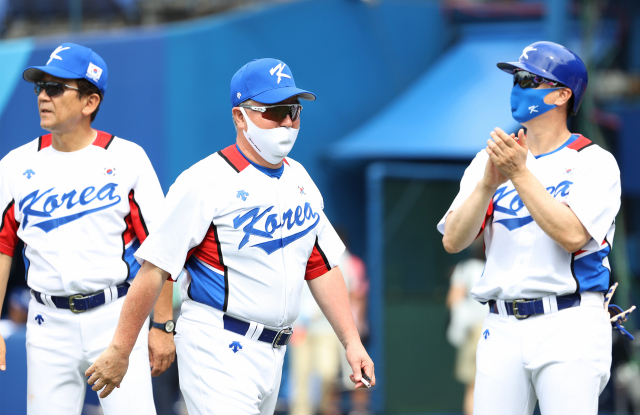 2일 일본 요코하마 스타디움에서 열린 도쿄올림픽 야구 녹아웃스테이지 2라운드 한국과 이스라엘의 경기. 7회말 11대1로 콜드게임으로 경기를 이긴 한국 김경문 감독이 더그아웃으로 향하고 있다. 연합뉴스