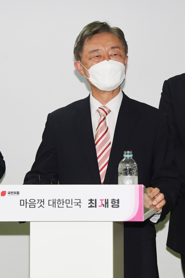 국민의힘 대권 주자인 최재형 전 감사원장이 2일 오후 서울 여의도 국회 앞 대하빌딩에 마련된 
