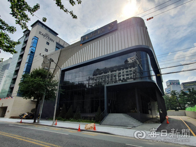 오픈도 하기 전에 철거 중인 대구의 한 아파트 모델하우스 전경. 해당 건물은 약 30억원을 들여 만들었으나 후분양 결정에 따른 유지비용 증가분(최대 40억원)을 감당하지 못해 철거를 검토 중이다. 일단 17억원을 들여 만든 내부시설은 해체 작업에 돌입했다. 매일신문DB