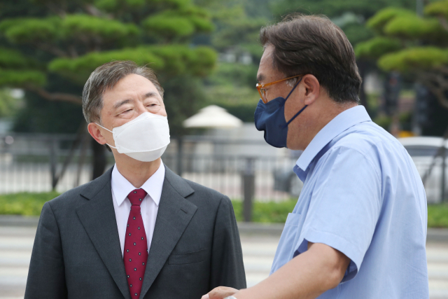 국민의힘 대권주자인 최재형 전 감사원장(왼쪽)이 29일 오전 서울 종로구 청와대 사랑채 앞에서 