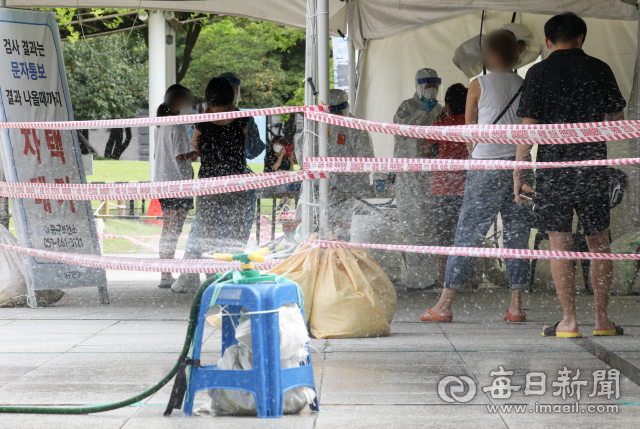 3일 오후 대구 국채보상운동기념공원 임시선별검사소에서 코로나19 진단 검사가 진행 중인 가운데 바닥 열기를 식히기 위한 스프링클러가 작동하고 있다. 우태욱 기자 woo@imaeil.com
