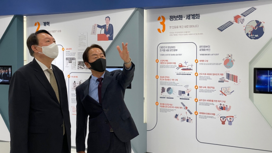 대권주자인 윤석열 전 검찰총장이 2일 서울 동작구 상도동 김영삼 대통령 기념관을 방문, 김현철 김영삼민주센터 상임이사와 기념관을 둘러보고 있다. 연합뉴스