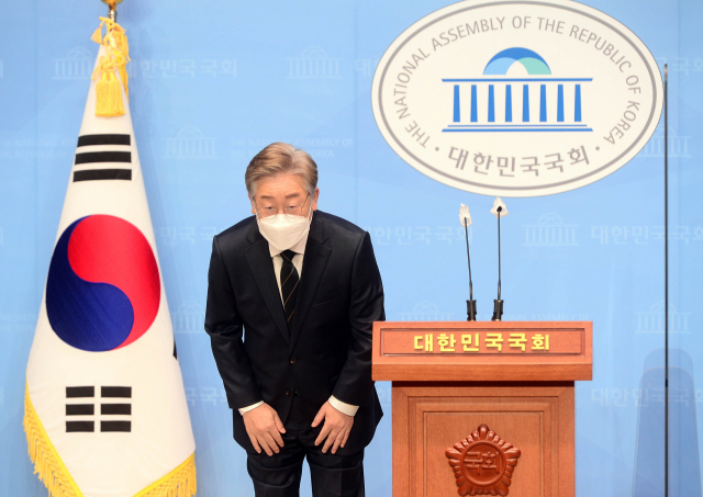 더불어민주당 대선 예비후보인 이재명 경기도 지사가 3일 오후 서울 여의도 국회 소통관에서