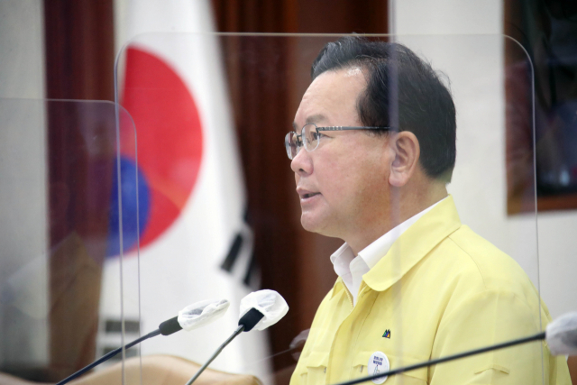 김부겸 국무총리가 4일 정부서울청사에서 열린 코로나19 대응 중앙재난안전대책본부(중대본) 회의를 주재하고 있다. 연합뉴스