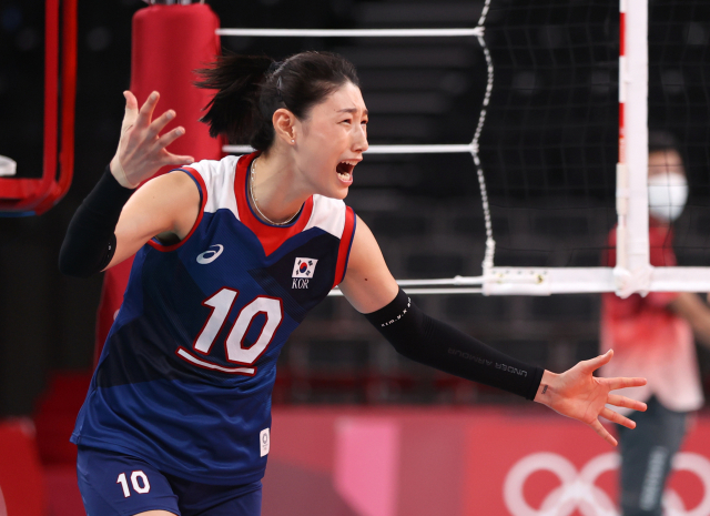 4일 일본 아리아케 아레나에서 열린 도쿄올림픽 여자 배구 8강 한국과 터키의 경기에서 승리, 4강 진출에 성공한 한국의 김연경이 환호하고 있다. 연합뉴스