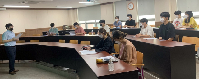 금오공대 건축학부 김우석 교수가 포스트 코로나 시대 건축구조물 내진설계 기술 교육과정을 진행하고 있다. 금오공대 제공