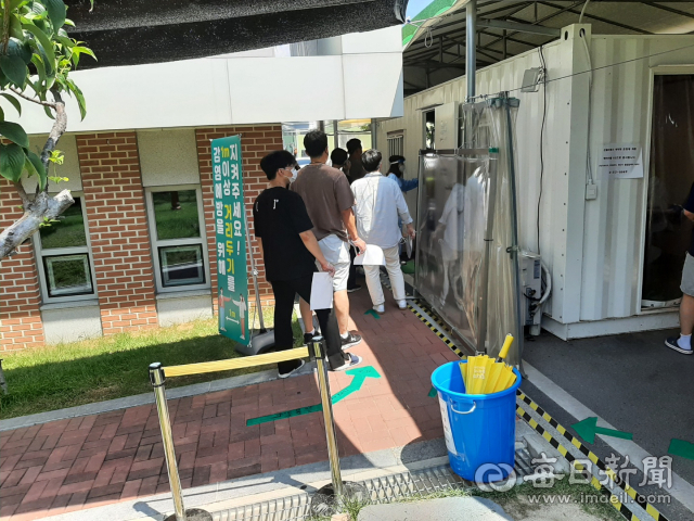 4일 오전 경산시보건소 선별진료소를 찾아 코로나19 진단검사를 받으려는 줄을 서 있는 시민들의 모습. 김진만 기자