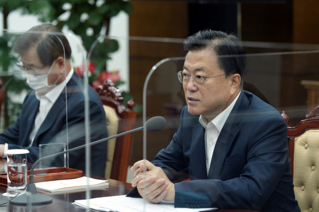문재인 대통령이 4일 오전 청와대 여민관 소회의실에서 열린 군 주요 지휘관 보고 회의에서 인사말을 하고 있다. 연합뉴스