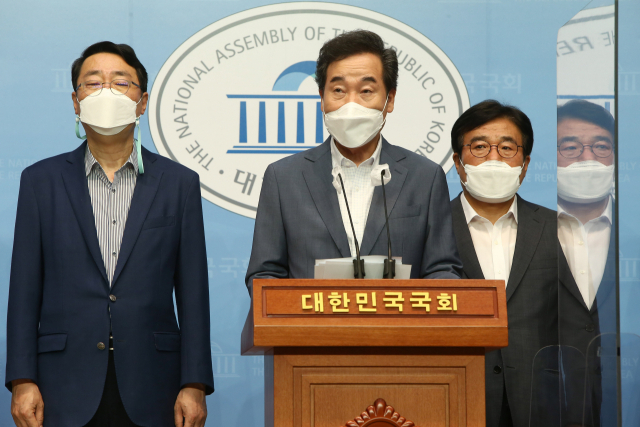 더불어민주당 대권주자인 이낙연 전 대표가 4일 서울 여의도 국회 소통관에서 기자회견을 열고 경기도 성남에 있는 서울공항 부지에 