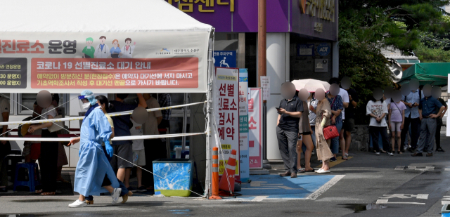 대구 수성구 보건소 선별진료소에서 시민들이 검사를 받기 위해 대기하고 있다. 매일신문DB