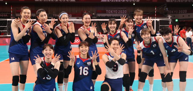 4일 일본 아리아케 아레나에서 열린 도쿄올림픽 여자 배구 8강 한국과 터키의 경기에서 승리, 4강 진출에 성공한 한국의 김연경 등 선수들이 환호하고 있다. 연합뉴스