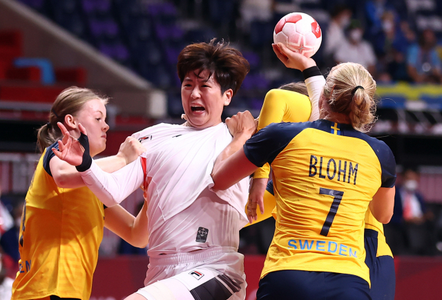 4일 일본 요요기 국립경기장에서 열린 도쿄올림픽 여자 핸드볼 8강 한국 대 스웨덴 경기. 류은희가 스웨덴의 수비에 막히고 있다. 연합뉴스