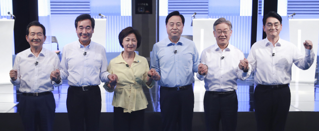 4일 오후 서울 마포구 상암동 YTN미디어센터에서 열린 더불어민주당 대선 예비후보 토론회를 앞두고 정세균(왼쪽부터), 이낙연, 추미애, 김두관, 이재명, 박용진 후보가 기념촬영을 하고 있다. 연합뉴스