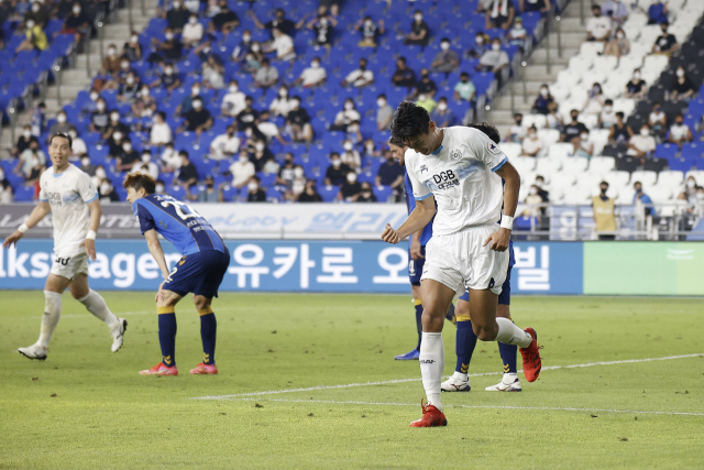 4일 울산 문수경기장에서 열린 울산현대와의 경기에서 대구FC 정태욱이 동점골을 넣은 뒤 주먹을 쥐며 기뻐하고 있다. 대구FC 제공