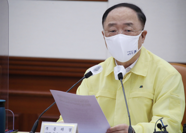 홍남기 경제부총리가 5일 정부서울청사에서 열린 제42차 비상경제 중앙대책본부 회의를 주재하며 발언하고 있다. 연합뉴스