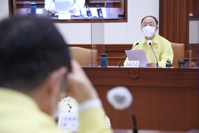 홍남기 경제부총리가 5일 정부서울청사에서 열린 제42차 비상경제 중앙대책본부 회의에서 발언하고 있다. 연합뉴스