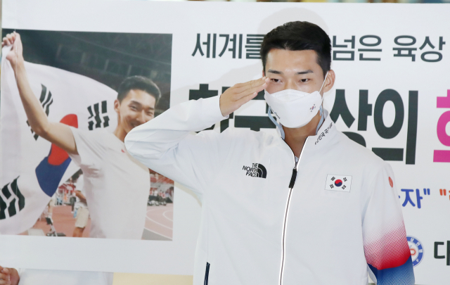 2020 도쿄 올림픽 남자 높이뛰기에서 2m35로 한국 신기록을 세우며 4위를 차지한 우상혁이 3일 오후 인천국제공항 제2여객터미널을 통해 귀국, 취재진을 향해 경례를 하고 있다. 연합뉴스