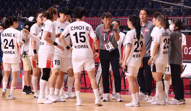 29일 일본 도쿄 요요기 국립체육관에서 열린 도쿄올림픽 여자 핸드볼 조별리그 A조 한국과 일본의 경기에서 한국 핸드볼 대표팀 강재원 감독이 작전 지시를 하고 있다. 연합뉴스