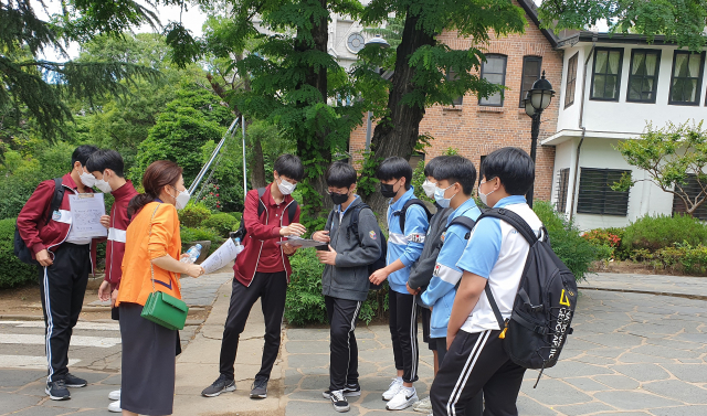 근대골목 RPG 프로그램에 참가한 대구 중앙중 학생들. 동산 선교사 주택 탐방에 앞서 골목문화해설사로부터 사전 설명을 듣고 있다. 매일신문사 교육문화센터 제공