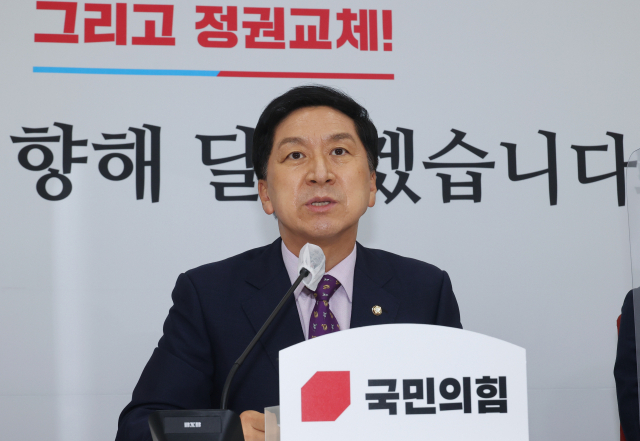 국민의힘 김기현 원내대표가 5일 오전 서울 여의도 국회에서 열린 취임 100일 기자간담회에서 소회와 내년 대선 각오를 밝히고 있다. 연합뉴스