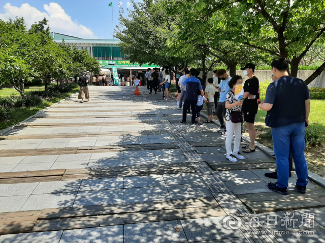 5일 오전 경산시보건소 선별진료소에서 코로나19 진단검사를 받기 위해 시민들이 줄을 서 기다리고 있다. 김진만 기자