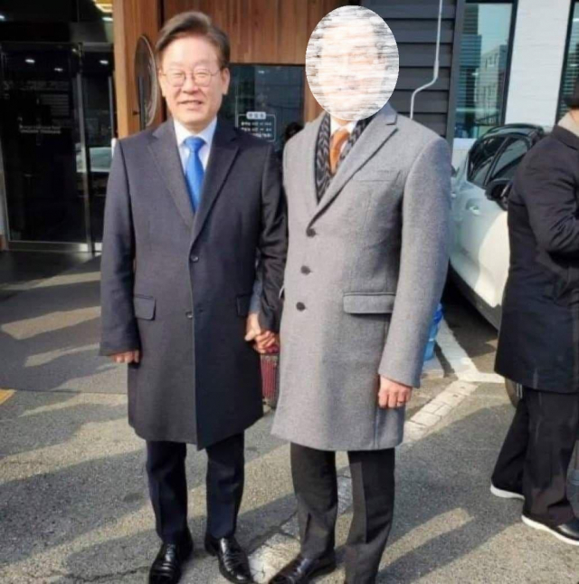 이재명 경기도지사와 문흥식 전 회장으로 추정되는 남성의 사진. 이낙연 후보 캠프 정운현 공보단장 페이스북.