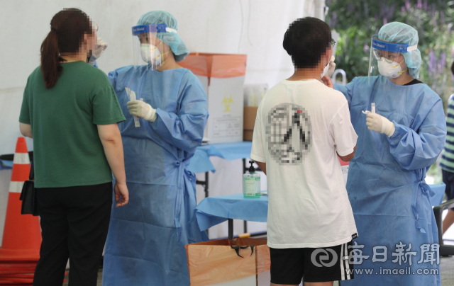 5일 대구 달서구 두류공원 코로나19 임시선별검사소에서 의료진이 검체 채취를 하고 있다. 성일권 기자 sungig@imaeil.com
