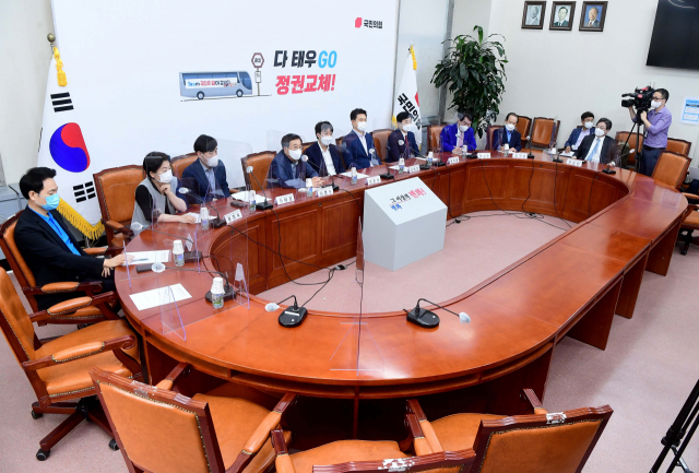 국민의힘 이준석 대표가 5일 서울 여의도 국회에서 열린 국민의힘 제20대 대통령선거 경선 예비후보 전체회의에서 발언하고 있다. 이날 회의에는 이준석 대표와 서병수 경선준비위원장, 김태호, 안상수, 원희룡, 유승민, 윤희숙, 장기표, 장성민, 하태경, 황교안 예비후보가 참석했다. 연합뉴스