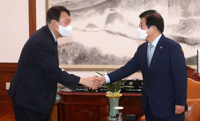 국민의힘 윤석열 대선 예비후보가 3일 오전 서울 여의도 국회에서 박병석 국회의장을 예방하고 있다. 연합뉴스