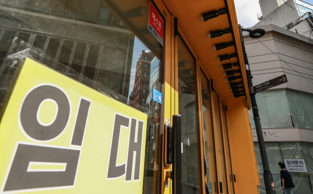 코로나19 확산 이후 자영업자 가구의 저소득층이 6만가구 이상 늘어난 것으로 나타났다. 고소득층과 중산층 비중이 동시에 줄면서 소득계층의 하향 이동이 뚜렷했다. 지난 8월 5일 서울 중구 명동 거리의 한 매장에 임대 안내문이 부착돼 있다. 연합뉴스