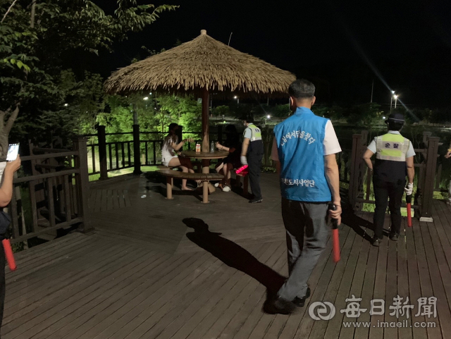 포항시 합동조사반이 지역 내 공원을 돌며 야간 취식 행위 등을 단속하고 있다. 포항시 제공