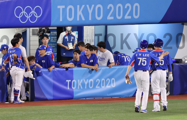5일 일본 요코하마 스타디움에서 열린 도쿄올림픽 야구 패자 준결승 한국과 미국의 경기. 2-7로 패해 결승 진출이 좌절된 대표팀이 아쉬워하고 있다. 연합뉴스