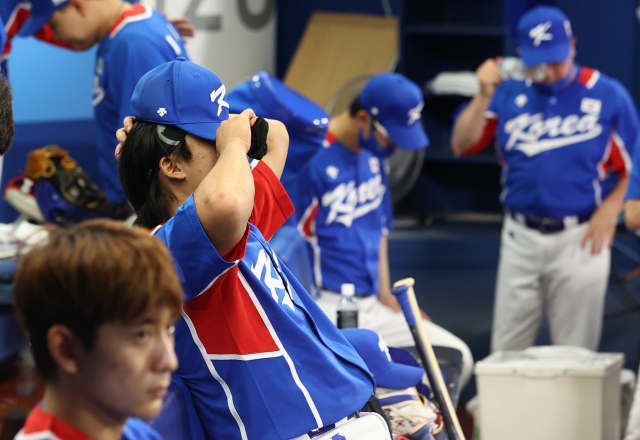 5일 일본 요코하마 스타디움에서 열린 도쿄올림픽 야구 패자 준결승 한국과 미국의 경기. 2-7로 패해 결승 진출이 좌절된 대표팀의 강백호, 이정후 등이 아쉬워하고 있다. 연합뉴스