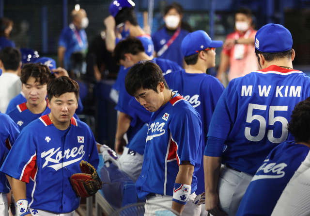 5일 일본 요코하마 스타디움에서 열린 도쿄올림픽 야구 패자 준결승 한국과 미국의 경기. 2-7로 패해 결승 진출이 좌절된 대표팀의 허경민 등이 아쉬워하고 있다. 연합뉴스