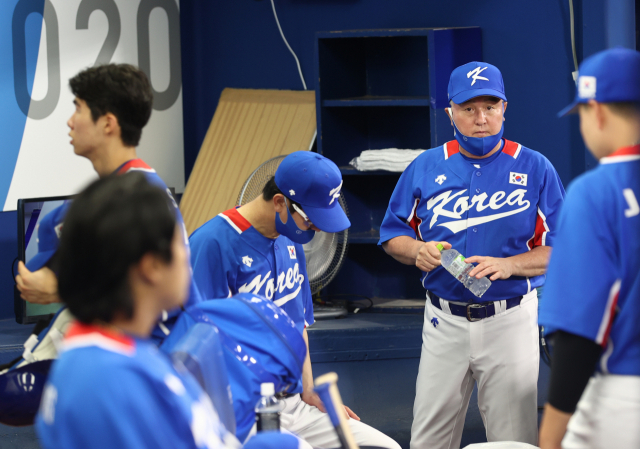 5일 일본 요코하마 스타디움에서 열린 도쿄올림픽 야구 패자 준결승 한국과 미국의 경기. 2-7로 패해 결승 진출이 좌절된 대표팀의 김경문 감독 등이 아쉬워하고 있다. 연합뉴스