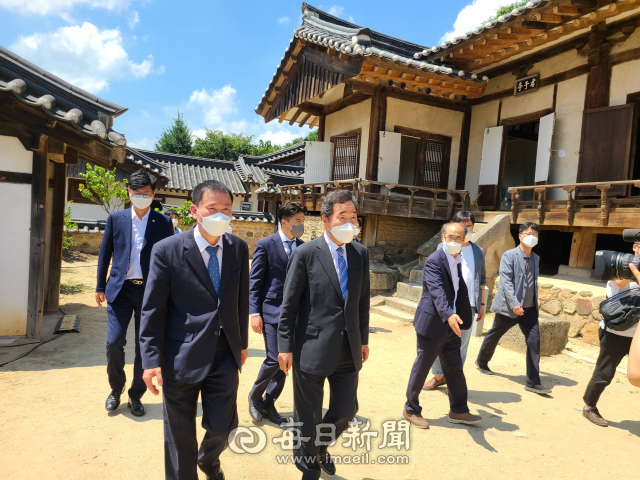 6일 이낙연 더불어민주당 대선 경선 후보가 석주 이상룡 선생의 생가인 경북 안동 임청각을 방문해 이창수 종손과 함께 사당으로 이동하고 있다. 김영진 기자